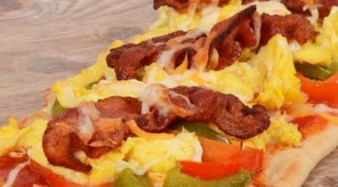 breakfast flatbread with bacon, egg and peppers