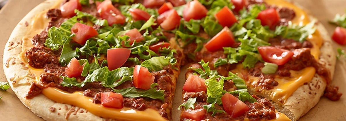 chili pizza with lettuce and tomato